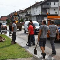 Olujno nevrijeme rušilo stabla i nosilo crijepove s krovova kuća