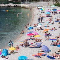 Građani i turisti osvježenje tijekom sparnog dana potražili su na plaži