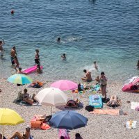 Građani i turisti osvježenje tijekom sparnog dana potražili su na plaži