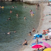 Građani i turisti osvježenje tijekom sparnog dana potražili su na plaži