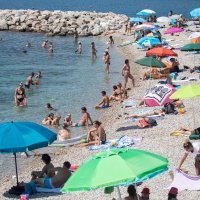 Građani i turisti osvježenje tijekom sparnog dana potražili su na plaži
