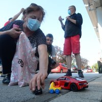 Zagrebački aktivisti ispred Holdinga parkirali autiće u znak prosvjeda protiv nabavke vozila