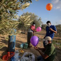 Palestinci napadaju Izrael zapaljivim balonima