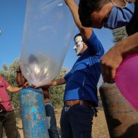 Palestinci napadaju Izrael zapaljivim balonima