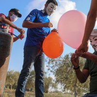 Palestinci napadaju Izrael zapaljivim balonima