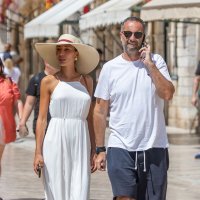 Joško Lokas u društvu djevojke Jelene prošetao Stradunom