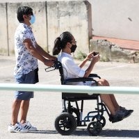 Šibenik: Ljudi čekaju u redu kako bi obavili testiranje na COVID-19