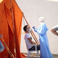 Šibenik: Ljudi čekaju u redu kako bi obavili testiranje na COVID-19