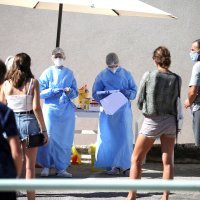 Šibenik: Ljudi čekaju u redu kako bi obavili testiranje na COVID-19