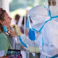 Rijeka: Veliki broj turista čeka u redu kako bi se testirali na koronavirus