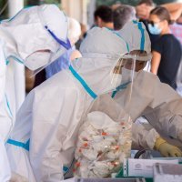 Rijeka: Veliki broj turista čeka u redu kako bi se testirali na koronavirus