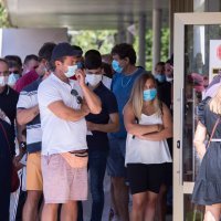 Rijeka: Veliki broj turista čeka u redu kako bi se testirali na koronavirus