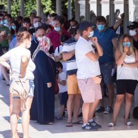 Rijeka: Veliki broj turista čeka u redu kako bi se testirali na koronavirus