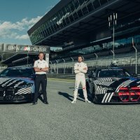 Markus Flasch, izvršni direktor BMW M GmbH-a pokraj BMW-a M4 Coupe (2021) -lijevo, Philip Eng, BMW-ov tvornički vozač pokraj BMW-a M4 GT3 (desno)