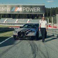 Markus Flasch, izvršni direktor BMW M GmbH-a pokraj BMW-a M4 Coupe (2021)