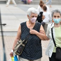 Građani s maskama u javnom gradskom prijevozu