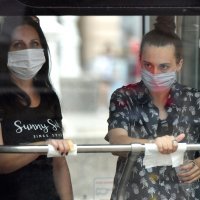 Građani s maskama u javnom gradskom prijevozu