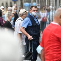 Građani s maskama u javnom gradskom prijevozu