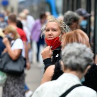 Građani s maskama u javnom gradskom prijevozu