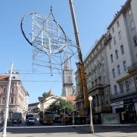 Uklanjanje reklame Plive s glavnog zagrebačkog trga