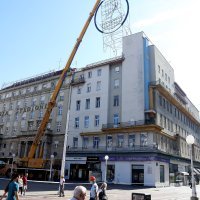 Uklanjanje reklame Plive s glavnog zagrebačkog trga