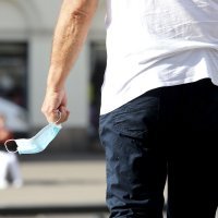 Zagreb: Stariji građani prihvatili naviku nošenja maski i na otvorenom