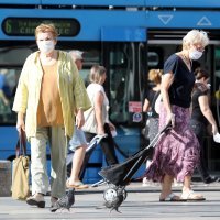 Zagreb: Stariji građani prihvatili naviku nošenja maski i na otvorenom