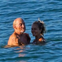 Charles Dance s mladom djevojkom