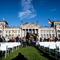 Stolci ispred Reichstaga