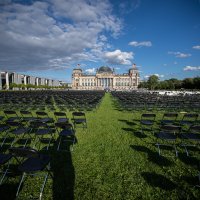 Stolci ispred Reichstaga