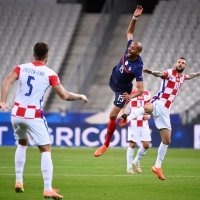 Francuska - Hrvatska (Steven Nzonzi i Marcelo Brozović u skoku, Ćaleta-Car čeka ishod duela)