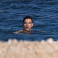 Rami Malek s djevojkom Lucy ljetuje u Sutivanu na otoku Braču