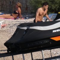 Rami Malek s djevojkom Lucy ljetuje u Sutivanu na otoku Braču