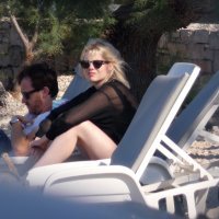 Rami Malek s djevojkom Lucy ljetuje u Sutivanu na otoku Braču