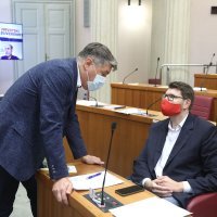 Zastupnici glasali online