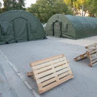 Šatori pred bolnicom u Zadru