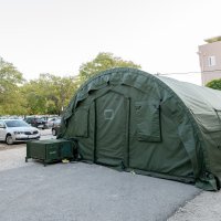 Zadar: Ispred Opće bolnice postavljena dva šatora za oboljele od Covida-19