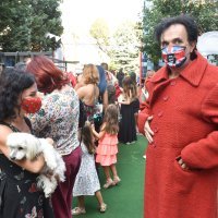 Aukcija kazališnih kostima u dvorištu kazališta Trešnja