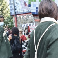 Aukcija kazališnih kostima u dvorištu kazališta Trešnja