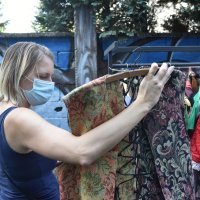 Aukcija kazališnih kostima u dvorištu kazališta Trešnja