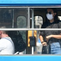 Građani nose zaštitne maske u javnom prijevozu