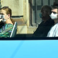 Građani nose zaštitne maske u javnom prijevozu