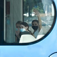 Građani nose zaštitne maske u javnom prijevozu