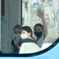 Građani nose zaštitne maske u javnom prijevozu