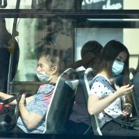 Građani nose zaštitne maske u javnom prijevozu