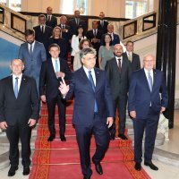 Tradicionalna fotografija novog sastava Vlade na saborskim stepenicama