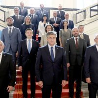 Tradicionalna fotografija novog sastava Vlade na saborskim stepenicama
