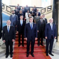 Tradicionalna fotografija novog sastava Vlade na saborskim stepenicama