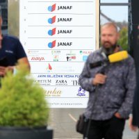 Novinarske ekipe pred sjedištem Janafa