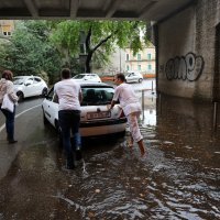 Vozilo u poplavljenom pothodniku
